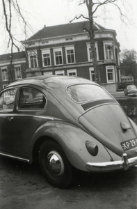 601513 Afbeelding van een Volkswagen Kever geparkeerd langs de Catharijnesingel te Utrecht; op de achtergrond het ...